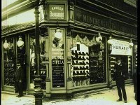 Trg bana Jelačića 1906. godine. Trgovina cipela Šandora Ebenspangera na uglu s Ilicom.jpg